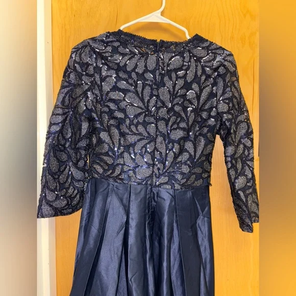 Elegant Navy Evening Gown - Picture 4 of 5